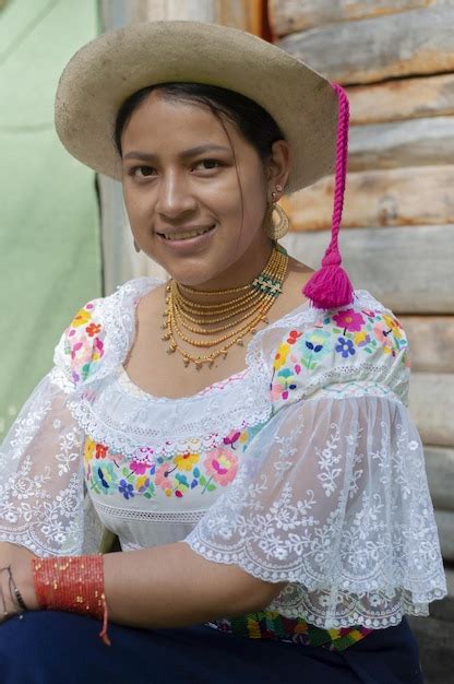 Una Mujer Con Un Vestido Tradicional Con Un Sombrero Que Dice La