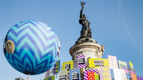 Paris La Seine Saint Denis L Honneur Arriv E Aux Invalides