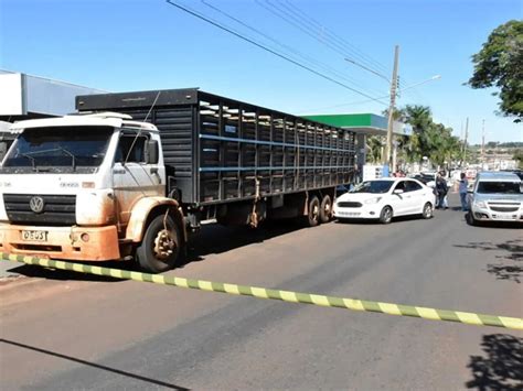 Caminhão boiadeiro desgovernado bate em carros e mata motociclista