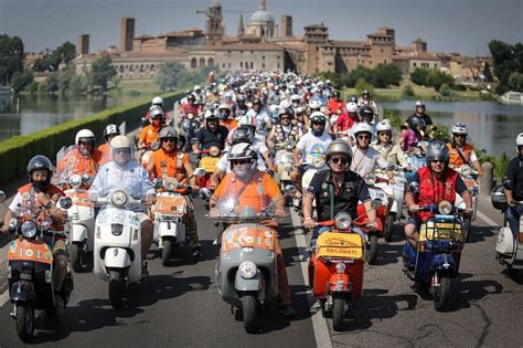 Vespa World Days Edizione Record Con Oltre Vespa Foto