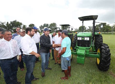 Vila Dosal entrega apoyos para el campo y la ganadería en Tizimín El