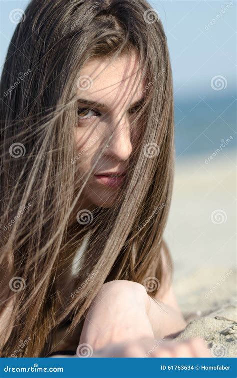 Femme Attirante Se Trouvant Sur Le Bikini D Usage De Sable Photo Stock