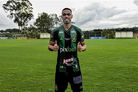 Veja fotos da apresentação do zagueiro Éder reforço do América para