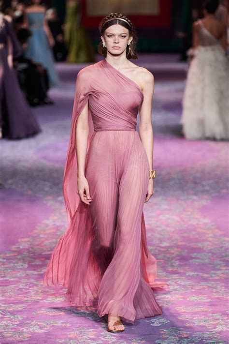 Что если бы женщины правили миром? Dior провели кутюрное шоу с ...