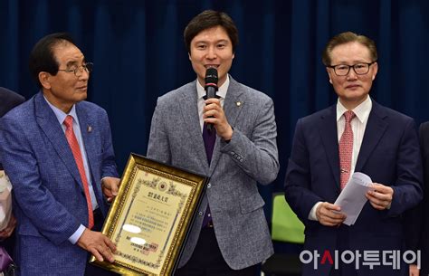 포토 헌정대상 수상 소감 밝히는 김해영 의원 아시아투데이