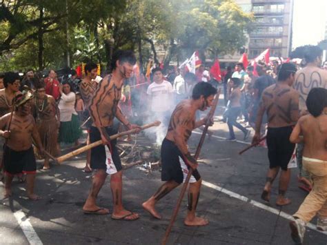 RS índios protestam em frente à sede do governo por demarcação de terras