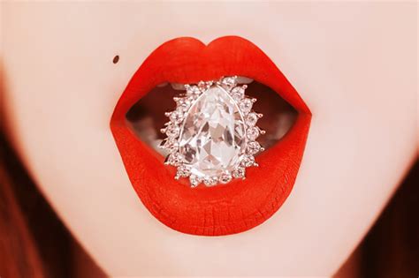 Eine Mädchen Hält Ein Diamant In Ihre Lippen Rote Matte Lippenstift Großen Diamanten In Offenem