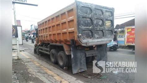 Kecelakaan Di Gekbrong Cianjur Tronton Wing Box Seruduk Rumah 2 Truk