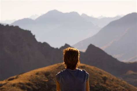 Uma Pessoa Olhando Para A Vista No Alto Dos Alpes Paisagem Expansiva