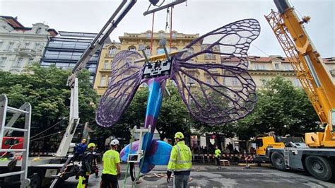 Stíhačky s motýlími křídly Budovu obchodního domu Máj zdobí sochy od