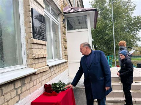 В Красном Куте открыли мемориальную доску в память о погибшем в СВО Владимире Нечаеве