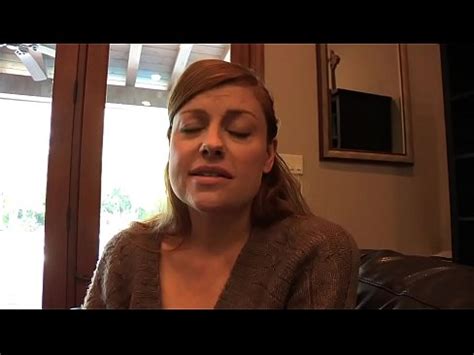 Schöne lesbische Rothaarige mit kleinen Titten leckt Muschi ihrer Freundin XVIDEOS