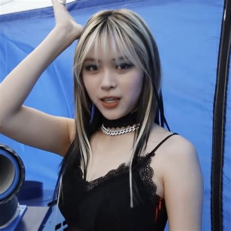 Itzy Ryujin Kpop Hair Color Blonde Hair With Bangs Black Hair With Blonde Highlights