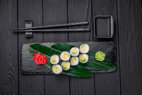 Apetitoso Sushi Maki Roll En Un Plato De Piedra Negra Foto Premium