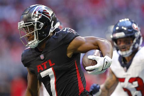 Falcons Rb Bijan Robinson Explains Behind The Back Catch Yahoo Sports