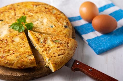 Tortilla de patatas con calabacín y ajetes tiernos receta tradicional