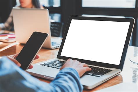 Manos De Mujer Escribiendo En El Teclado De La Computadora Port Til Con