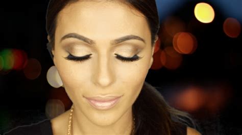 Ein Strahlendes Make Up Styling In Gold Zum Silvester