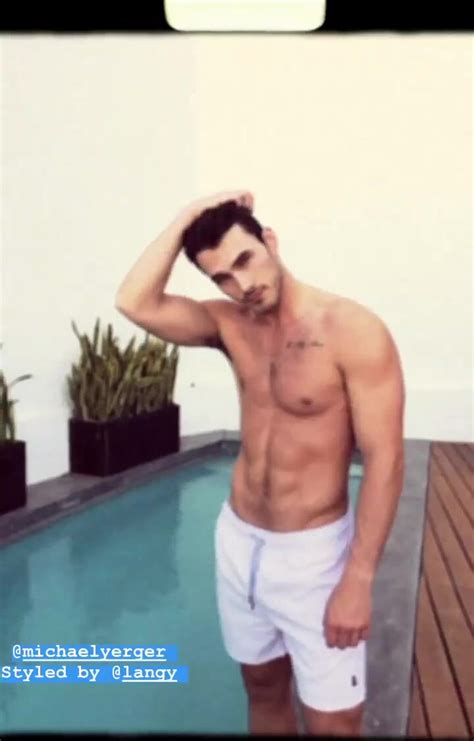 Hot Guy Showing Muscle ThisVid