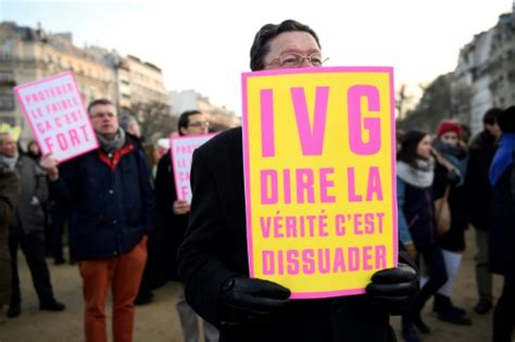 Plusieurs milliers d opposants à l avortement défilent à Paris