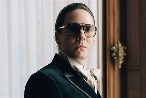 La série sur Karl Lagerfeld se dévoile en images avec Daniel Brühl