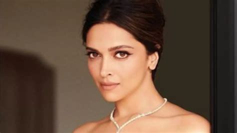 Deepika Padukone Tattoo दीपिका पादुकोण ने फ्लॉन्ट किया नया टैटू गर्दन