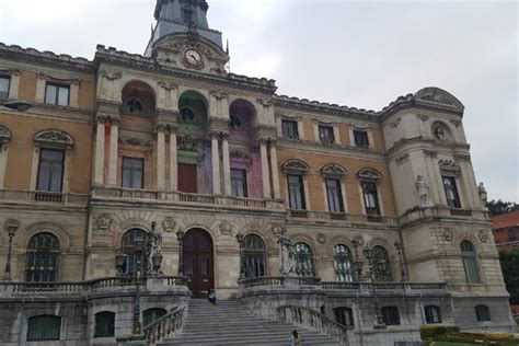 El Ayuntamiento De Bilbao Se Ilumina Con Los Colores De La Bandera Lgtbiq