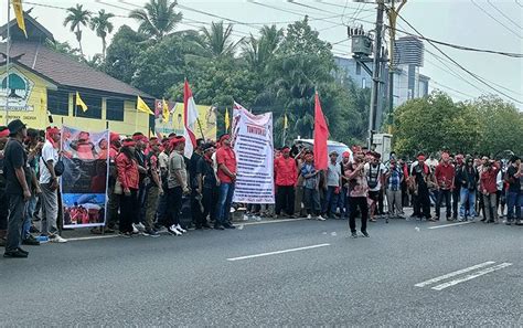 Aliansi Masyarakat Dayak Peduli Bangkal Gelar Aksi Di Mapolda Kalteng