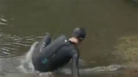 Devant les caméras Amélie Oudéa Castéra fait une chute dans l eau