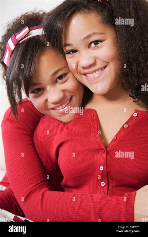 Twin Sisters Hugging Banque De Photographies Et Dimages à Haute