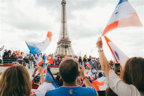 Paris D Couvrez Tony Estanguet Et Usain Bolt Sur La Seine Avec La