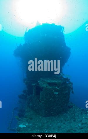 Taucher am Brücke der Flugzeugträger USS Saratoga Marshallinseln Bikini Atoll Mikronesien
