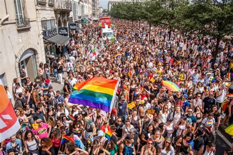 Marche des fiertés la Gay Pride a 50 ans de nombreux défilés en