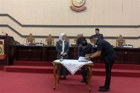 DPRD Makassar Sahkan Ranperda Perlindungan Guru Menjadi Perda