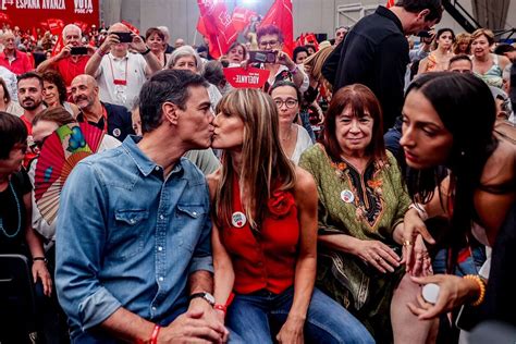 La mujer de Pedro Sánchez se hace viral por una curiosa chapa Perra