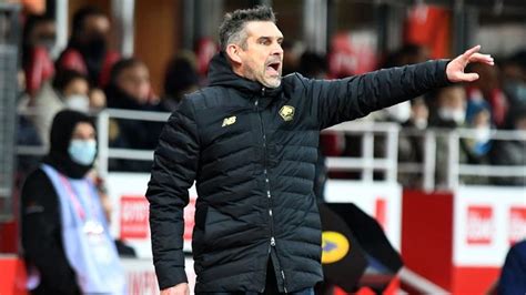 Ligue 1 Losc Coach Gourvennec Is Wary Of A Psg Very Criticized But