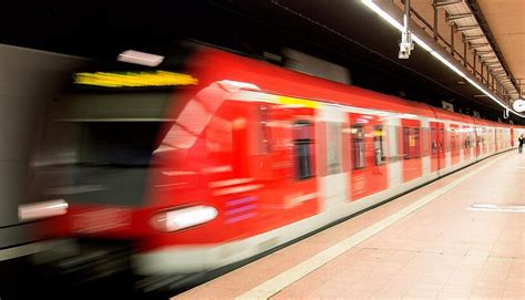 Acht Fahrzeuge Defekt Einschr Nkungen Bei S Bahn Stuttgart Stimme De