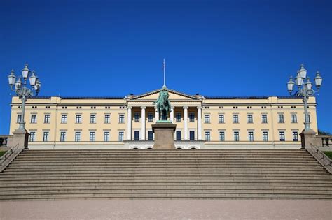 El Palacio Real Y La Estatua Del Rey Karl Johan Xiv En Oslo Noruega