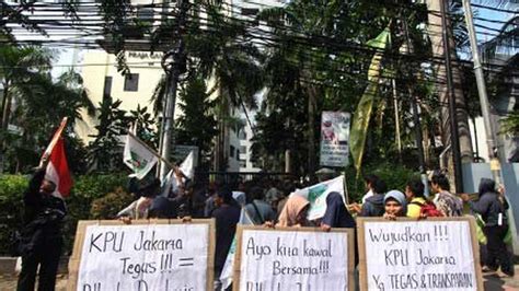 Massa Dari Kesatuan Aksi Mahasiswa Muslim Indonesia KAMMI Menggelar