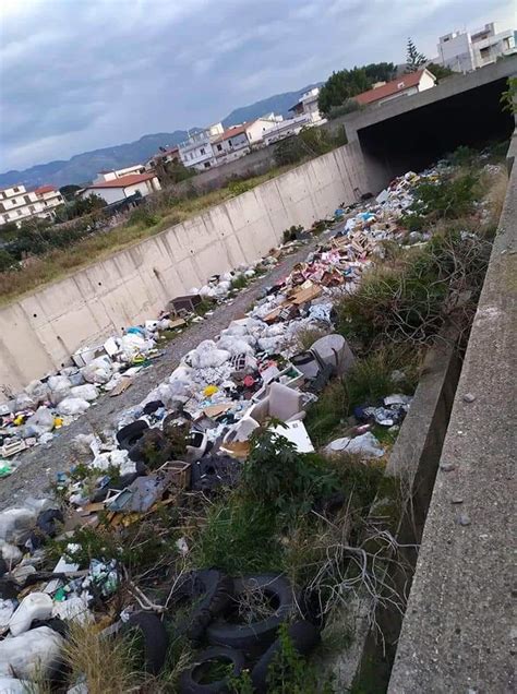 Emergenza Rifiuti Reggio Calabria Lo Svincolo Di San Gregorio Usato Da