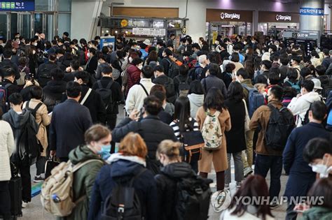 북적이는 서울역 대합실 연합뉴스