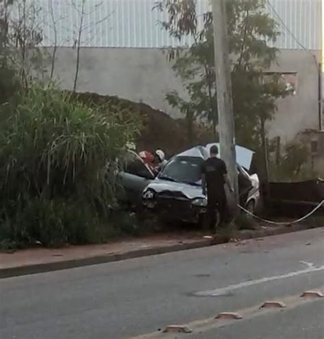 Jovem Morre Ap S Perder O Controle Da Dire O E Carro Bater Em Poste Na