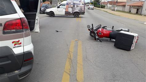 Motociclista fica ferido em acidente envolvendo carro Rádio Super FM 99 9