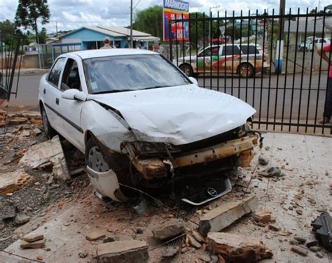 Carro desgovernado colide em muro de residência em Campos Novos ND Mais