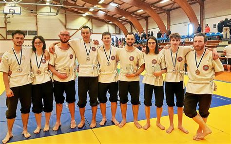 Les neuf lutteurs de la Skol gouren Plouzané sur le podium du Challenge