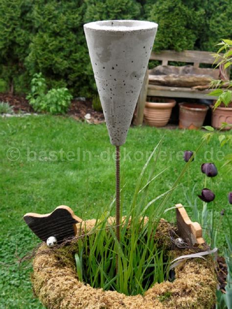 Bastelanleitung für einen Gartenstecker aus Beton Basteln und Dekorieren