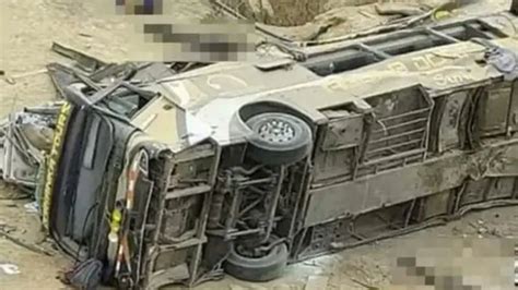 Un autobús cayó por un precipicio y hay más de 25 muertos