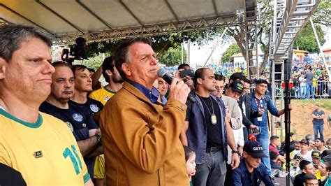 Bolsonaro diz que Brasil não aceita ditadores e terá liberdade a