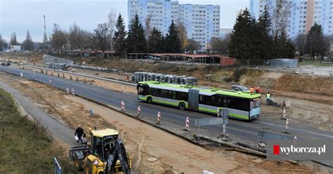 Na mężczyznę pracującego przy budowie linii tramwajowej w Olsztynie