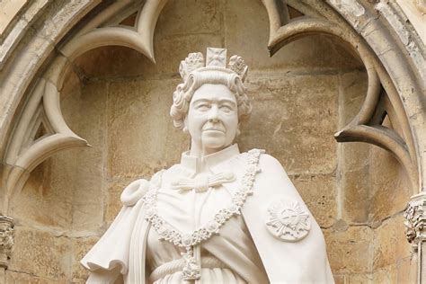 Charles Unveils Queen Statue As Stonemason Says It Was His First